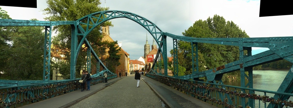 Вид со знаменитого Тумского моста знаменитый костёл Иоанна Крестителя
