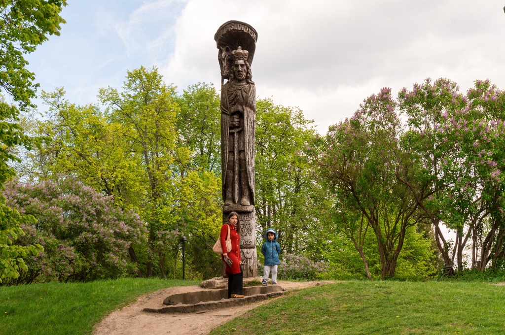 Около деревянной скульптуры Витовта